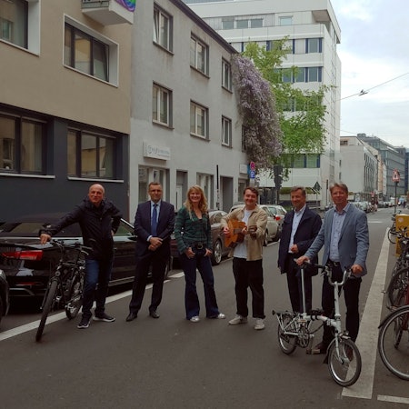 Die Verantwortlichen der neuen Kampagne über die Regeln auf Fahrradstraßen in Köln am Mauritiuswall.