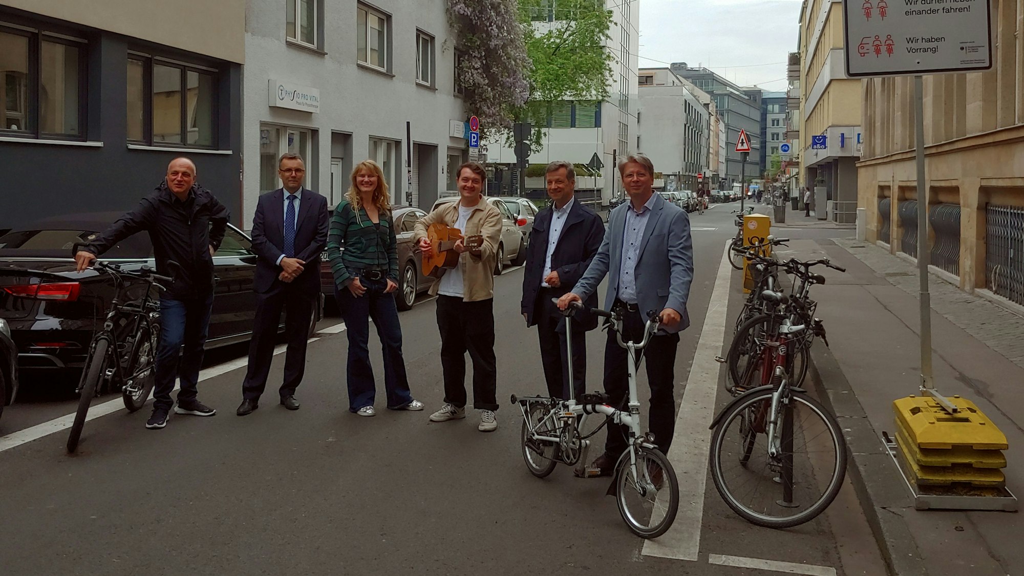Die Verantwortlichen der neuen Kampagne über die Regeln auf Fahrradstraßen in Köln am Mauritiuswall.