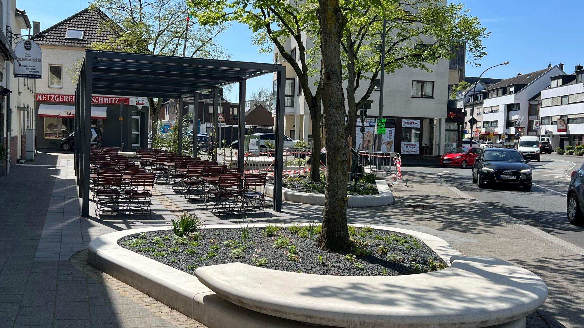 Der umgebaute Platz an der Leidenhausener Straße in Köln-Eil.