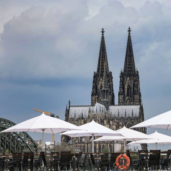 Wolken ziehen hinter dem Dom in Köln auf. Die Temperaturen gehen zum Wochenanfang zurück.