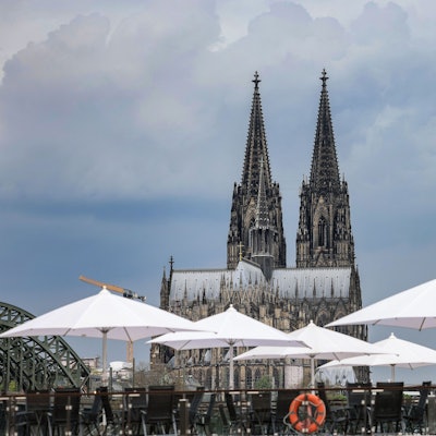 Wolken ziehen hinter dem Dom in Köln auf. Die Temperaturen gehen zum Wochenanfang zurück.