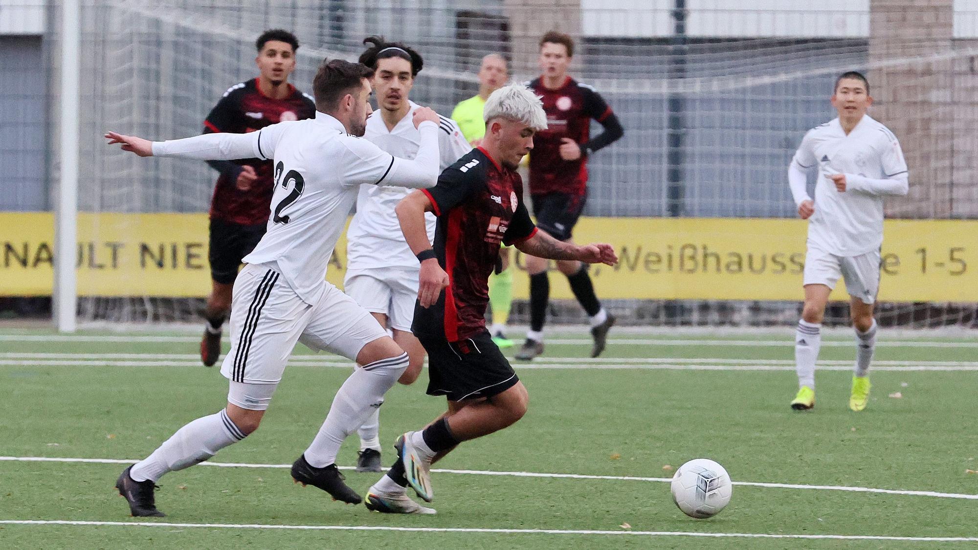 Fortuna Köln II vs. BCV Glesch-Paffendorf, Fußball Herren, Verbandsliga, rechts: Gianluis Di Fine (Fortuna), 04.12.2022, Bild: Herbert Bucco
Herbert Bucco