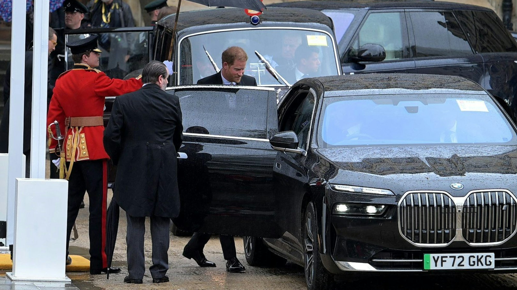 Prinz Harry, Herzog von Sussex, steigt nach der Krönung in der Westminster Abbey in ein Auto.