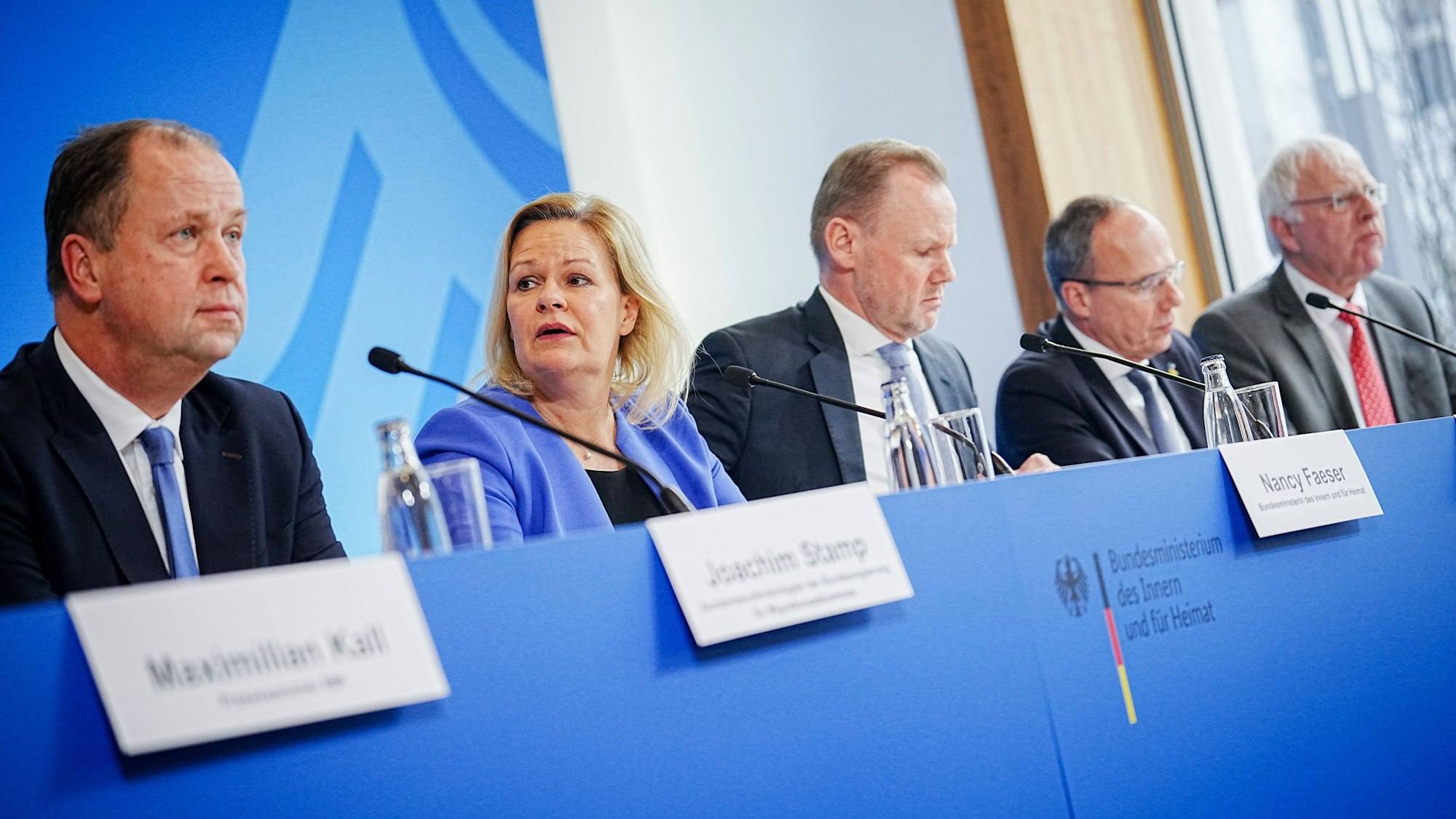 Joachim Stamp (l-r, FDP), Sonderbevollmächtigter der Bundesregierung für Migrationsabkommen, Nancy Faeser (SPD), Bundesministerin für Inneres und Heimat, Andy Grote (SPD), Innensenator von Hamburg, Peter Beuth (CDU), Innenminster von Hessen, und Reinhard Sager, Präsident des Deutschen Landkreistages, geben eine Pressekonferenz.