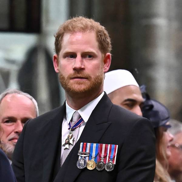 Der britische Prinz Harry, Herzog von Sussex, sieht zu, wie sein Vater der britische König Charles III. nach seiner Krönung die Westminster Abbey im Zentrum Londons verlässt.