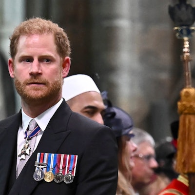 Der britische Prinz Harry, Herzog von Sussex, sieht zu, wie sein Vater der britische König Charles III. nach seiner Krönung die Westminster Abbey im Zentrum Londons verlässt.