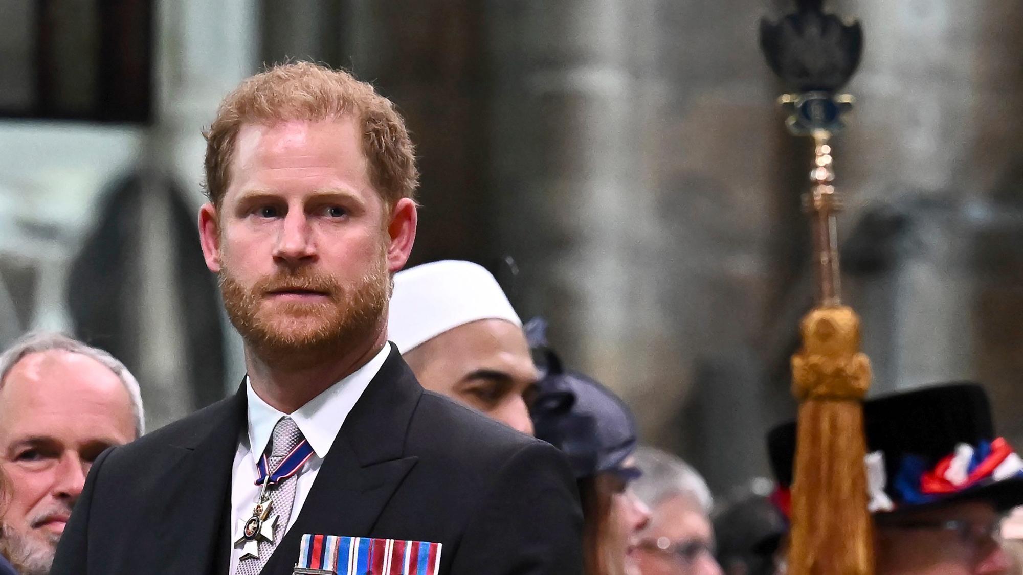 Der britische Prinz Harry, Herzog von Sussex, sieht zu, wie sein Vater der britische König Charles III. nach seiner Krönung die Westminster Abbey im Zentrum Londons verlässt.