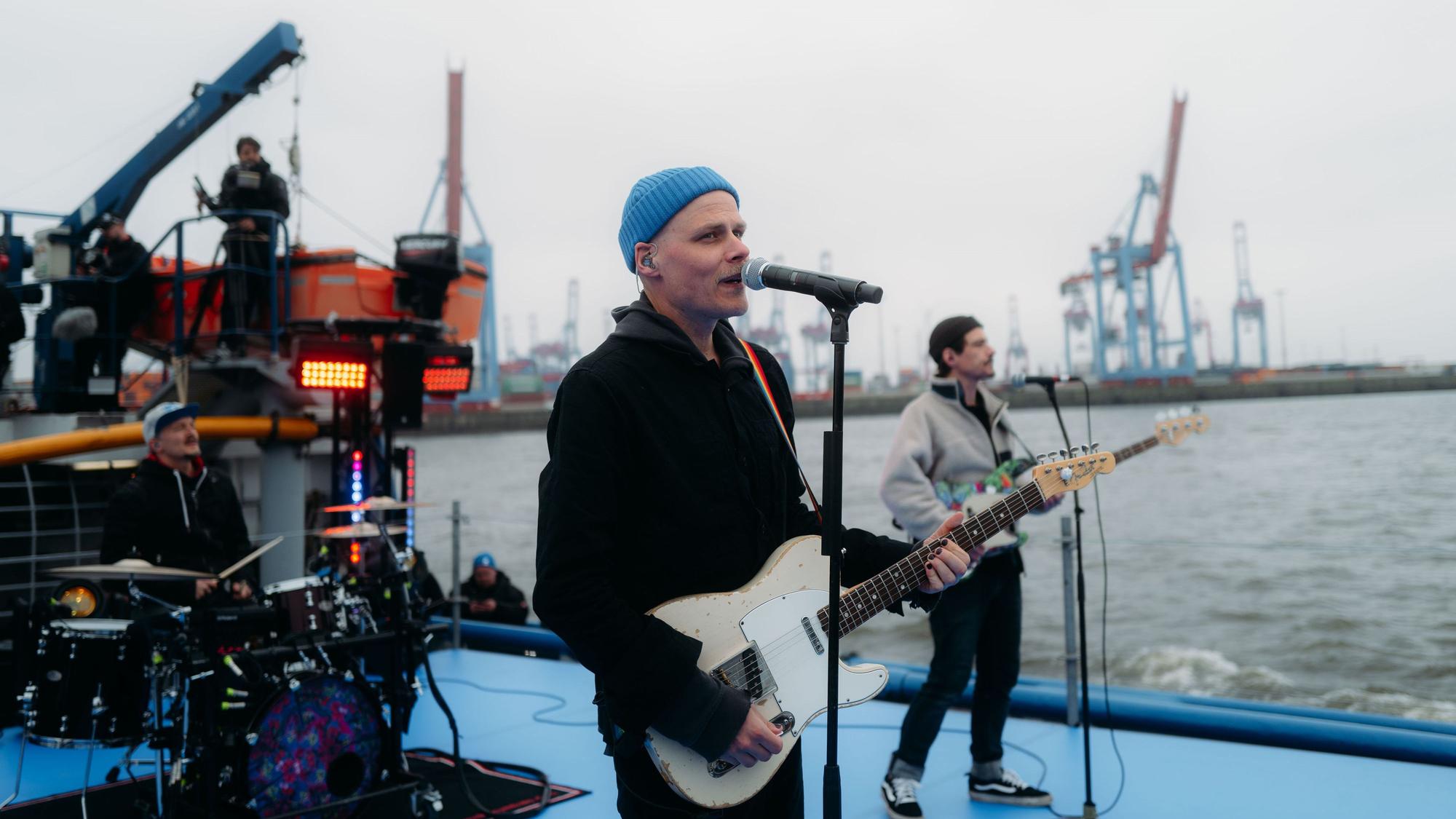 Band, die auf einem Schiff steht