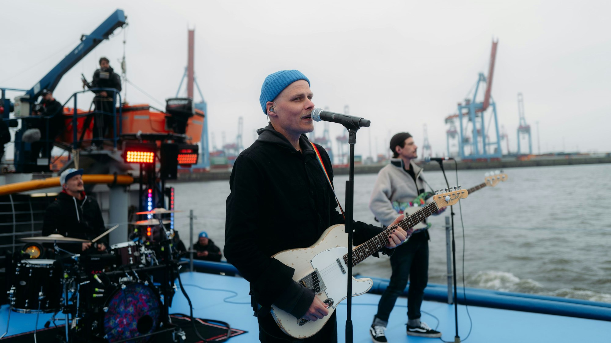 Band, die auf einem Schiff steht