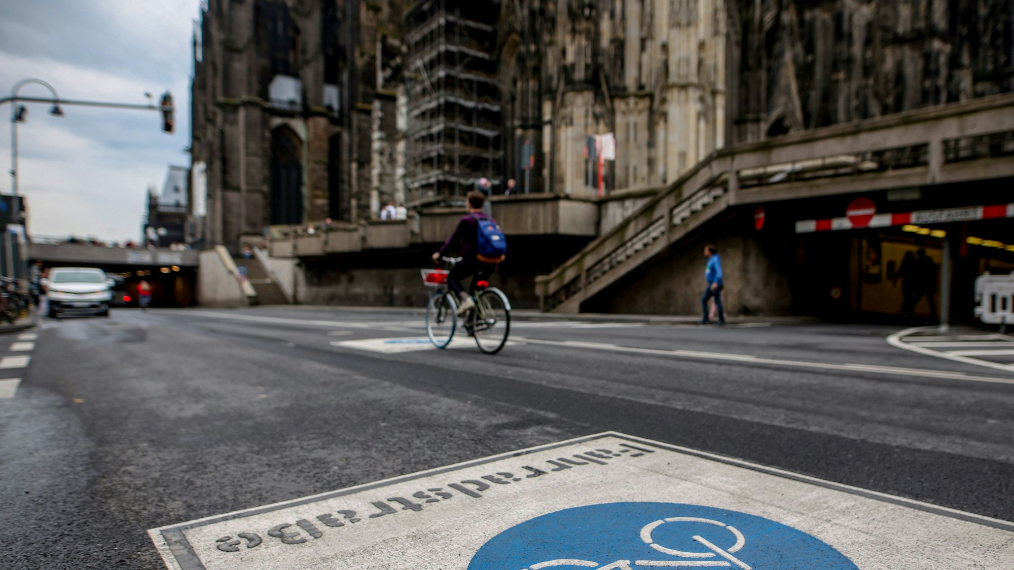 Ein Radfahrer fährt auf der neu angelegten Fahrradstraße in der Trankgasse am Dom in Köln.