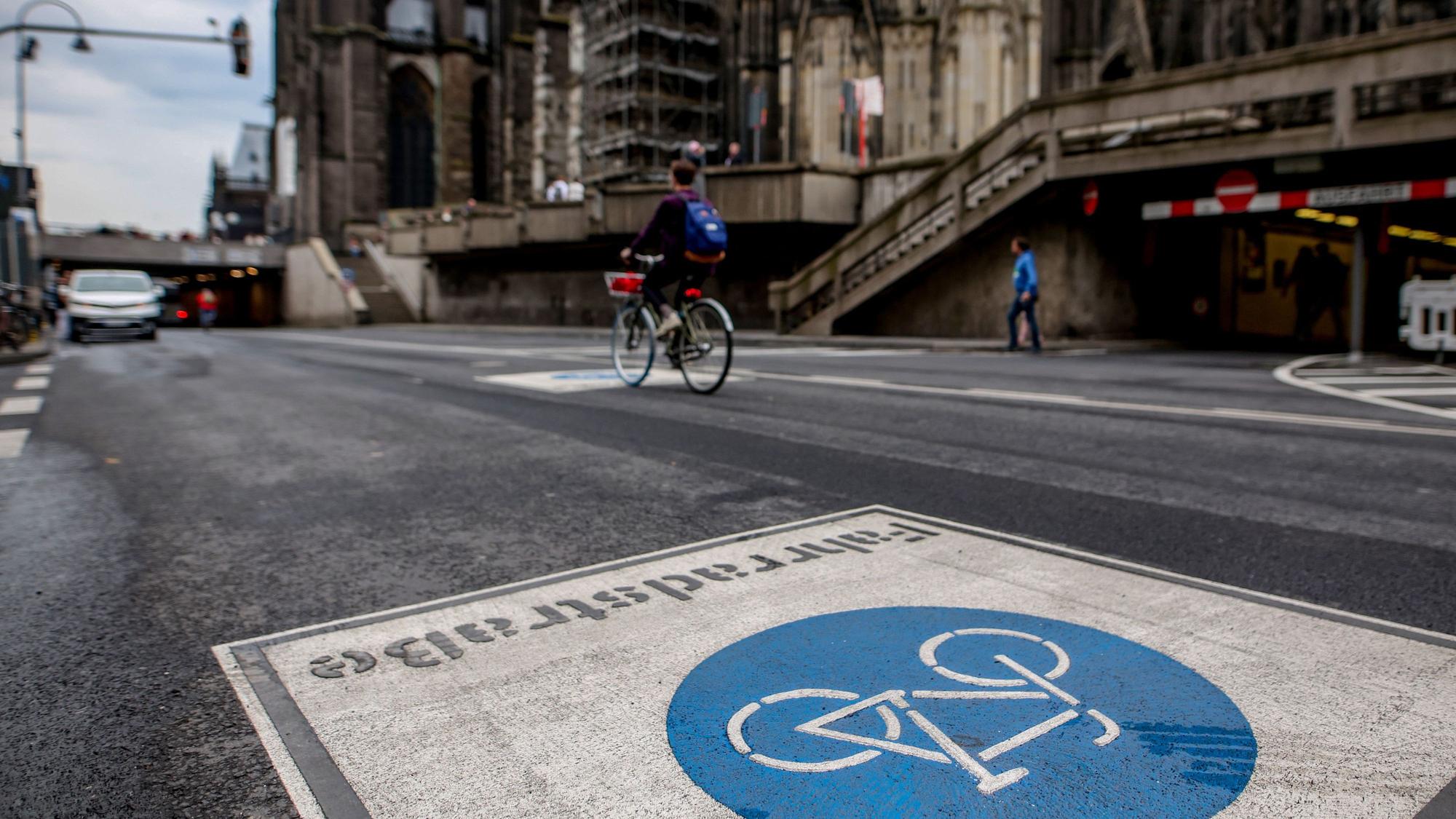 Ein Radfahrer fährt auf der neu angelegten Fahrradstraße in der Trankgasse am Dom in Köln.