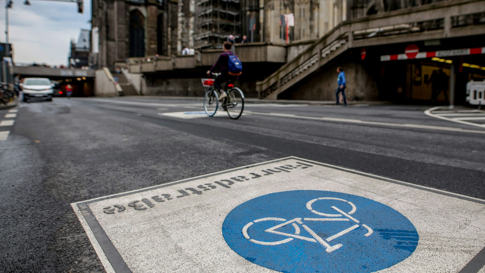 Ein Radfahrer fährt auf der neu angelegten Fahrradstraße in der Trankgasse am Dom in Köln.