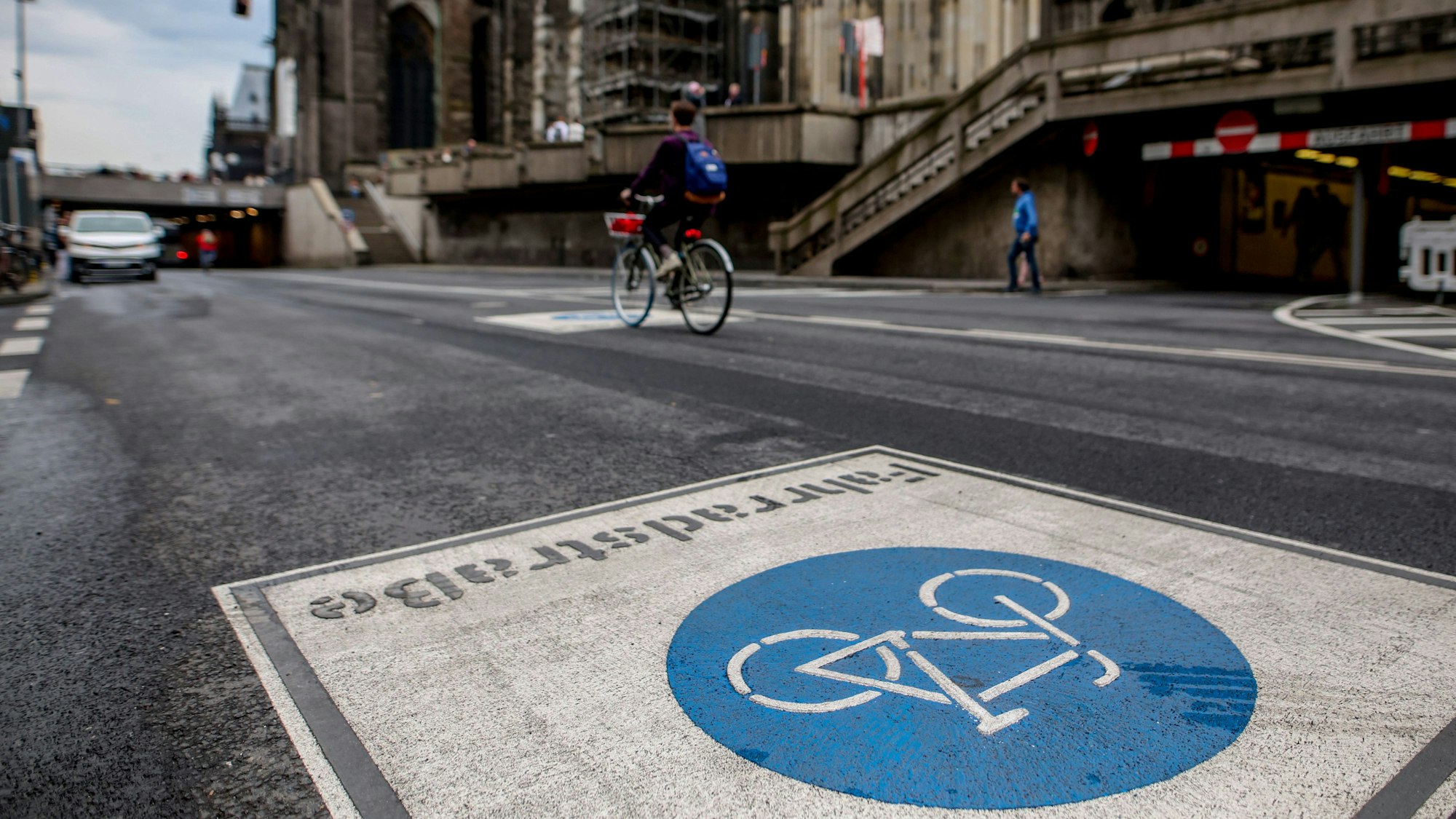 05.05.2023, Köln: Ein Radfahrer fährt auf der neu angelegten Fahrradstraße in der Trankgasse am Dom in Köln. Foto: Thilo Schmülgen