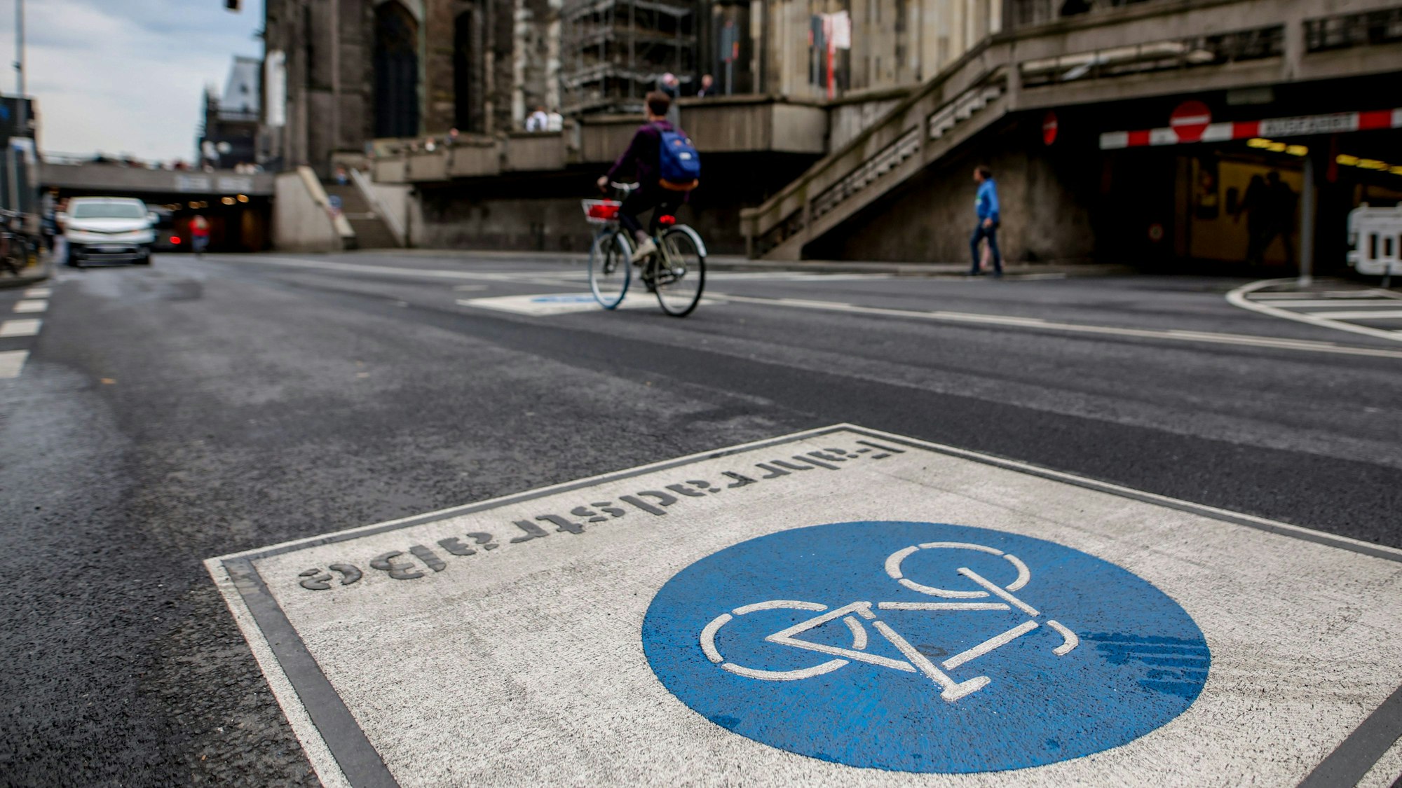 Ein Radfahrer fährt auf der Fahrradstraße in der Trankgasse am Dom.