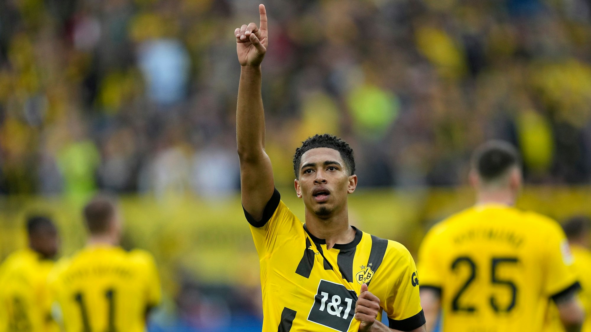 Dortmunds Jude Bellingham jubelt nach seinem 6. Tor während des Bundesligaspiels zwischen Borussia Dortmund und dem VfL Wolfsburg in Dortmund