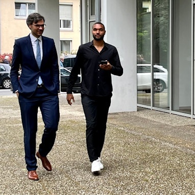 Bayer-04-Profi Jonathan Tah und sein Anwalt Udo Wackernagel vor dem Amtsgericht in Opladen.