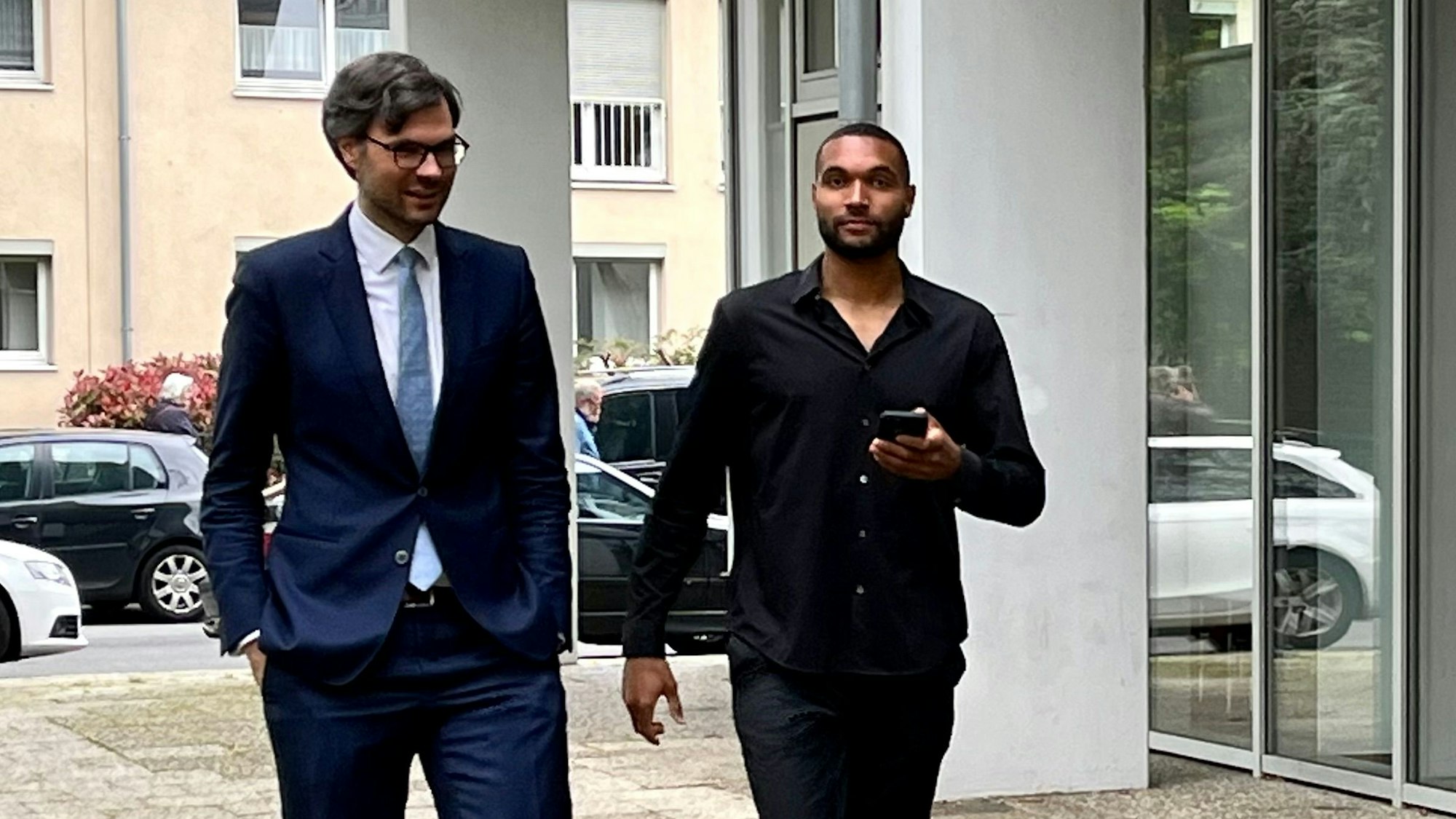 Bayer-04-Profi Jonathan Tah und sein Anwalt Udo Wackernagel vor dem Amtsgericht in Opladen.