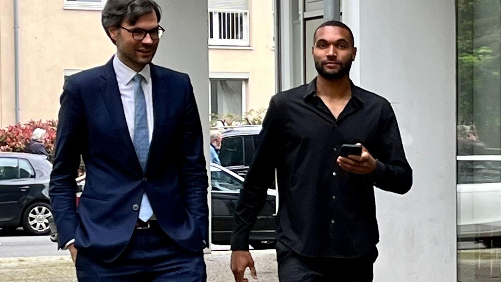 Jonathan Tah neben seinem Anwalt Udo Wackernagel vor dem Opladener Amtsgericht