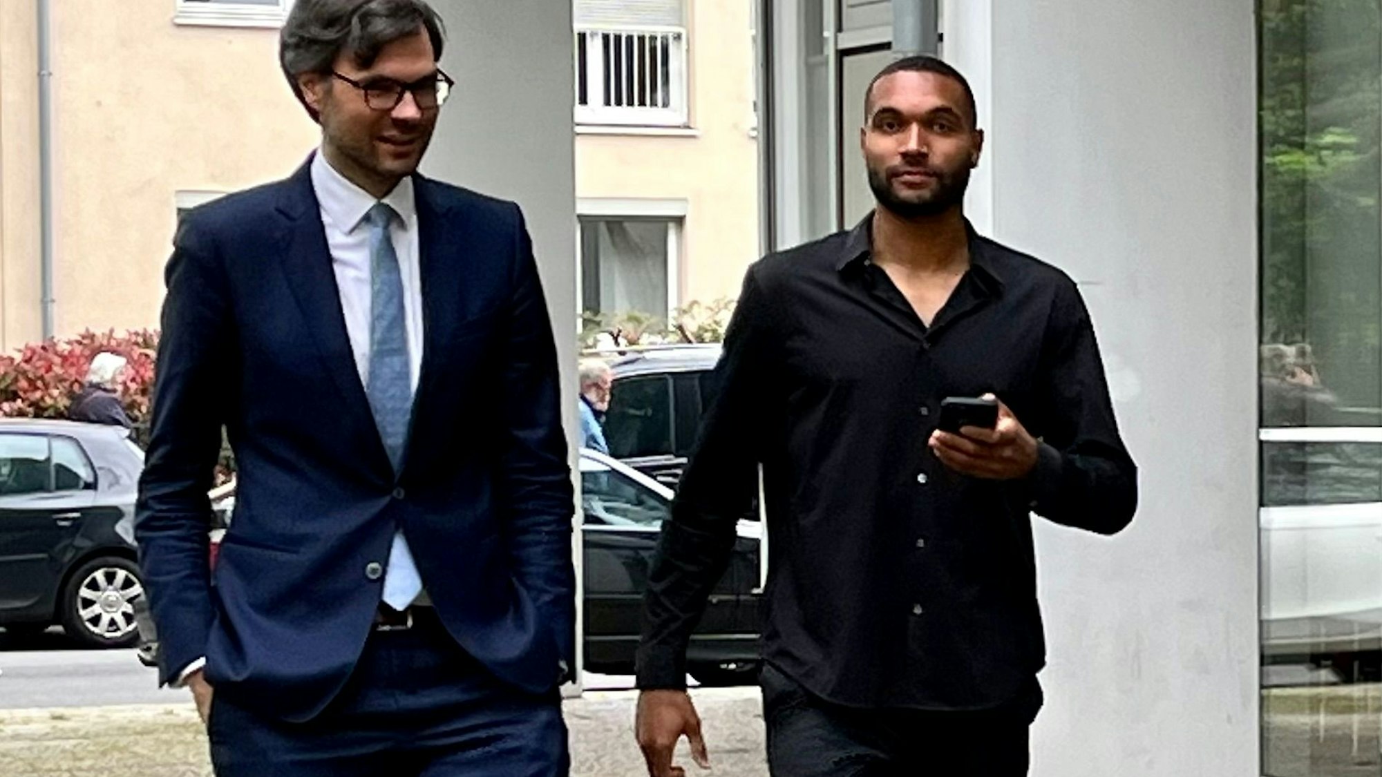Jonathan Tah neben seinem Anwalt Udo Wackernagel vor dem Opladener Amtsgericht