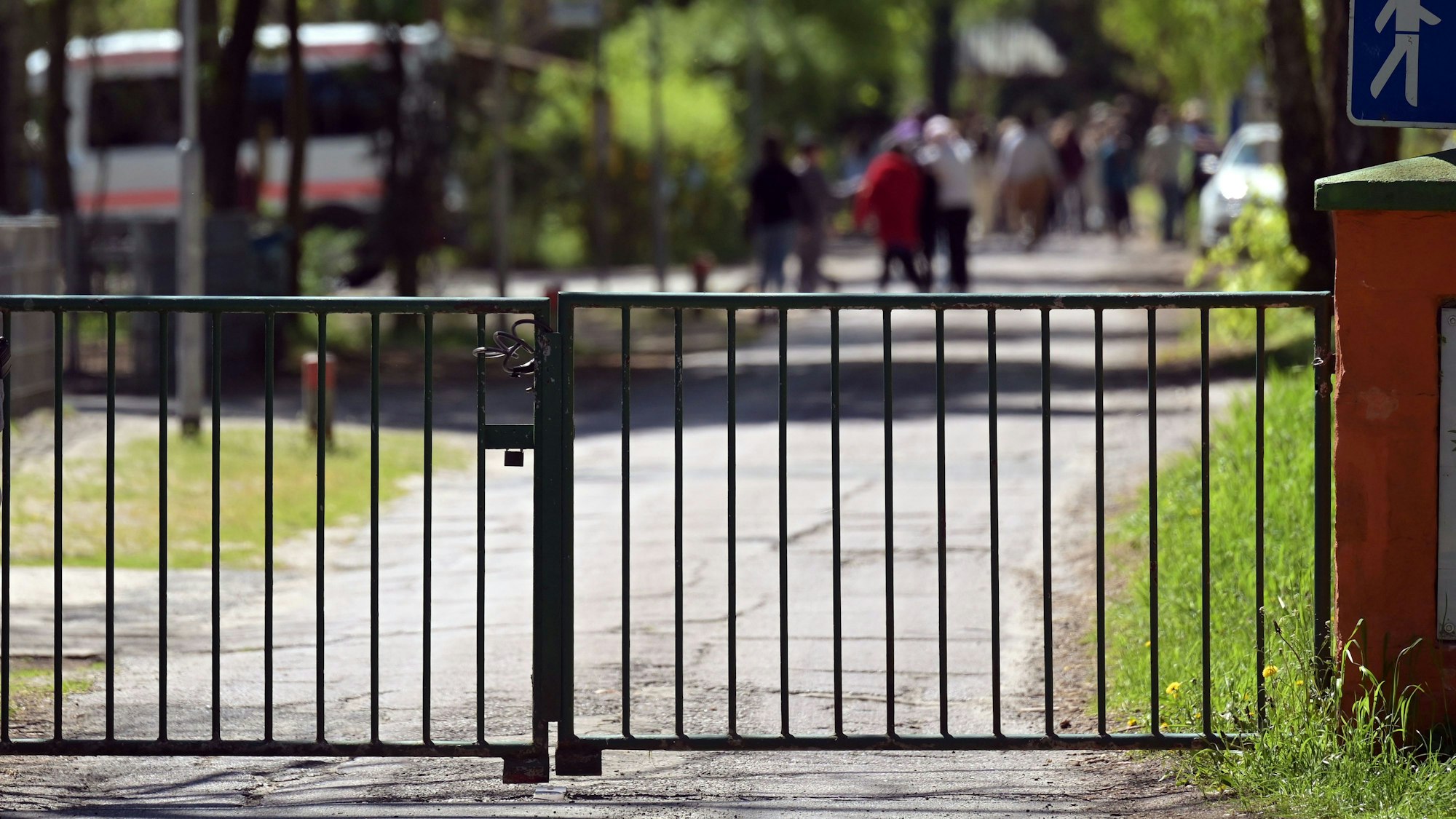 08.05.2023, Berlin: Menschen gehen auf dem Gelände eines Ferienlagers in Heidesee umher.