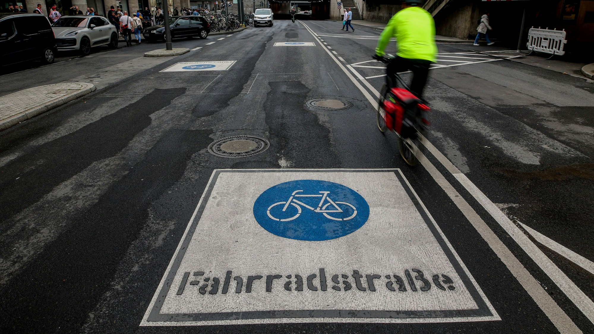 Ein Radfahrer fährt auf der neu angelegten Fahrradstraße in der Trankgasse am Dom in Köln.
