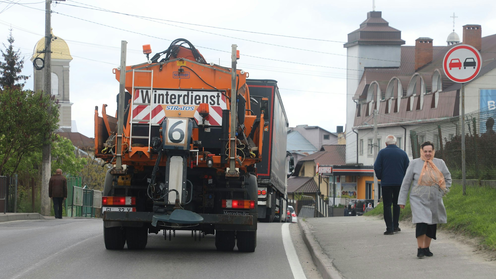 Der Konvoi fährt über die Straße.
