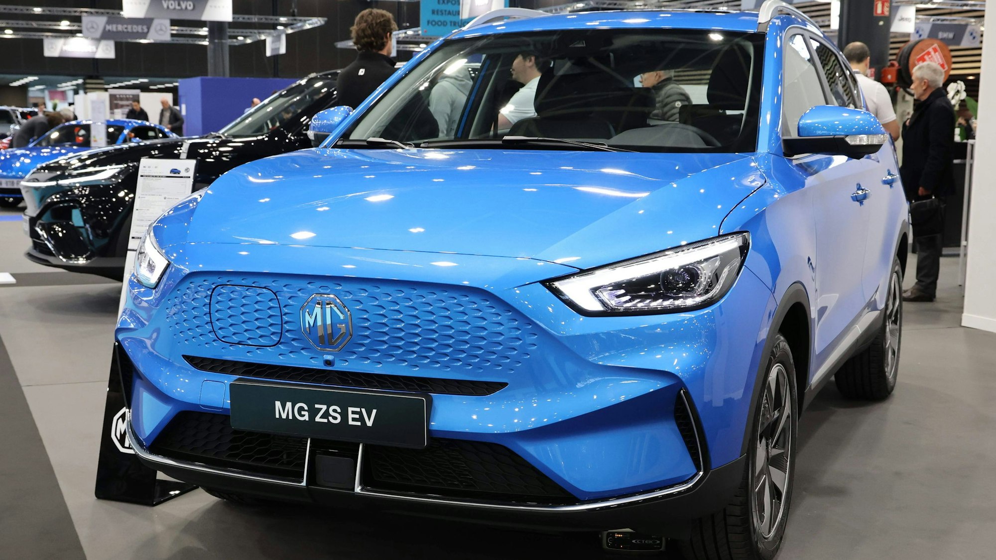 Frankreich, Salon de Automobile in Lyon MG ZS EV during the Salon de l Automobile de Lyon, in French on April 7, 2022 NEWS : Salon de l Automobile de Lyon 2022 - 07/04/2022 LaurentSanson/Panoramic PUBLICATIONxNOTxINxFRAxITAxBEL
