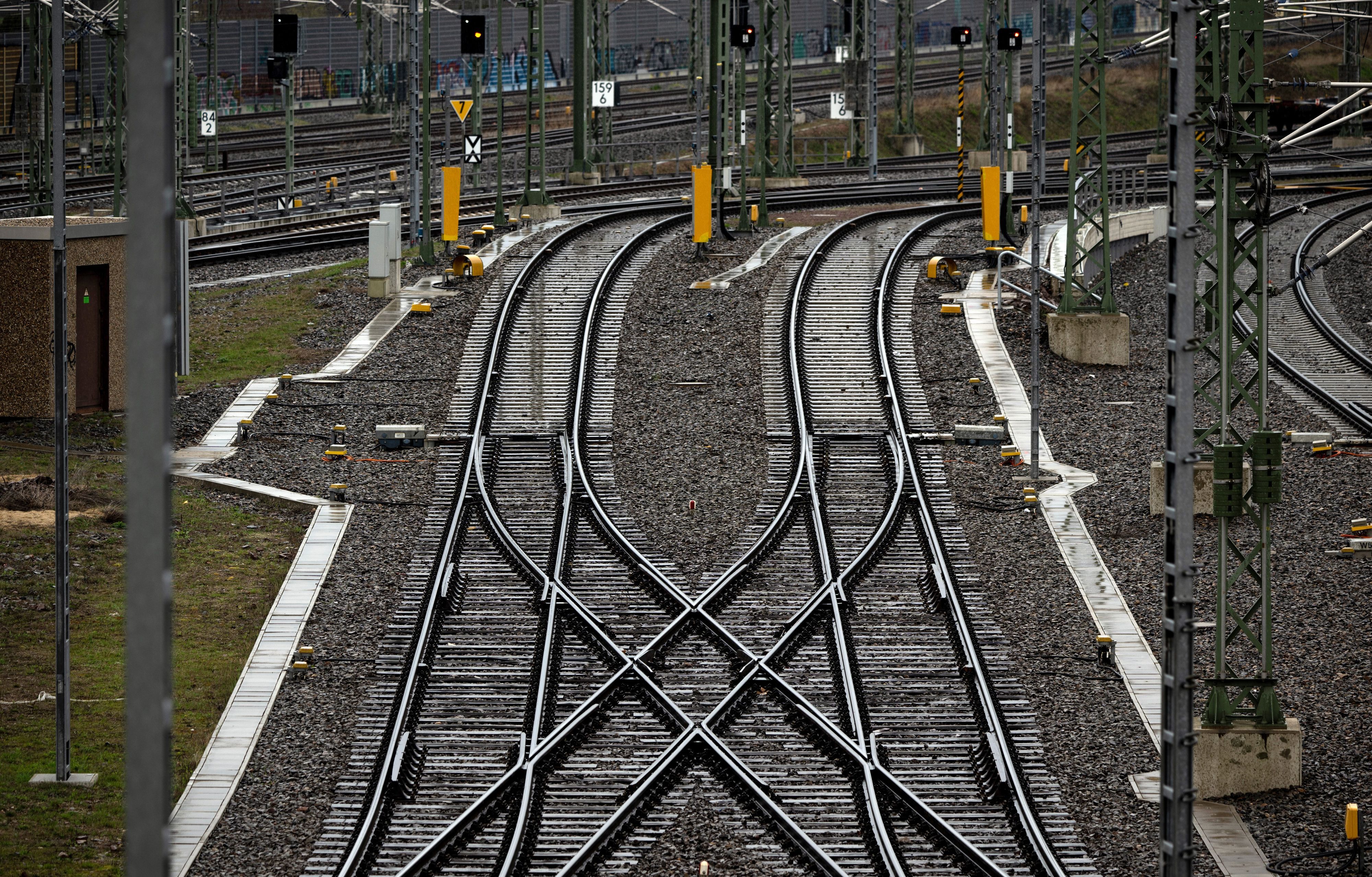 Leere Gleise sind am Bahnknoten in Halle/Saale zu sehen.