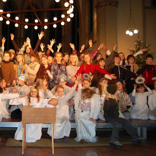 Kinder der Chorschule Leichlingen bei einem Krippenspiel in der Pfarrkirche St. Johannes Baptist