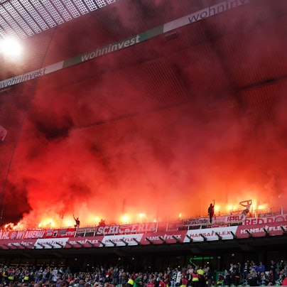 Bayern-Fans brennen auf der Tribüne Feuerwerkskörper ab.
