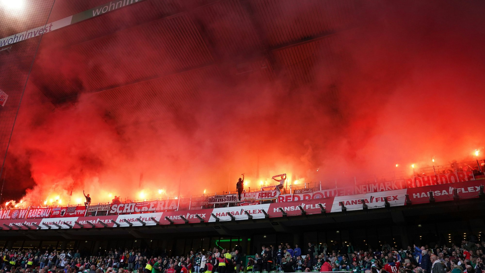 Bayern-Fans brennen auf der Tribüne Feuerwerkskörper ab.