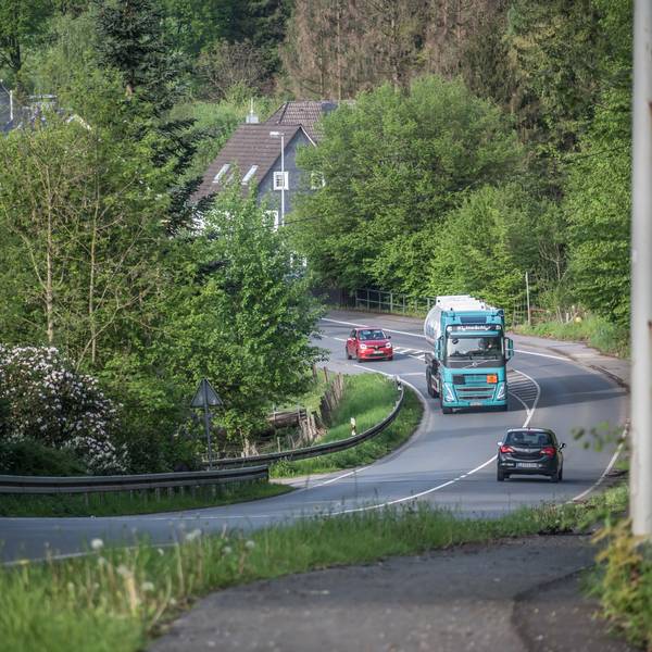 Autos auf einer steilen Straße