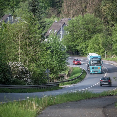 Autos auf einer steilen Straße