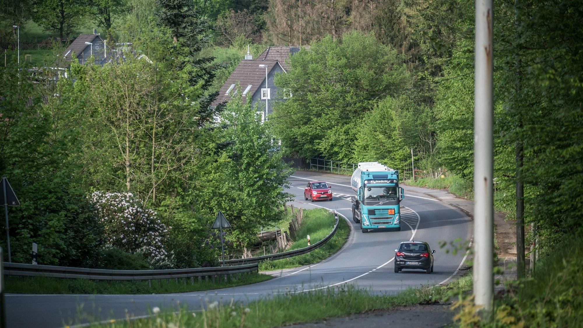 Autos auf einer steilen Straße
