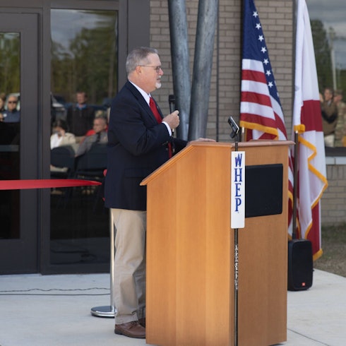Ralph Hellmich hält eine Rede.