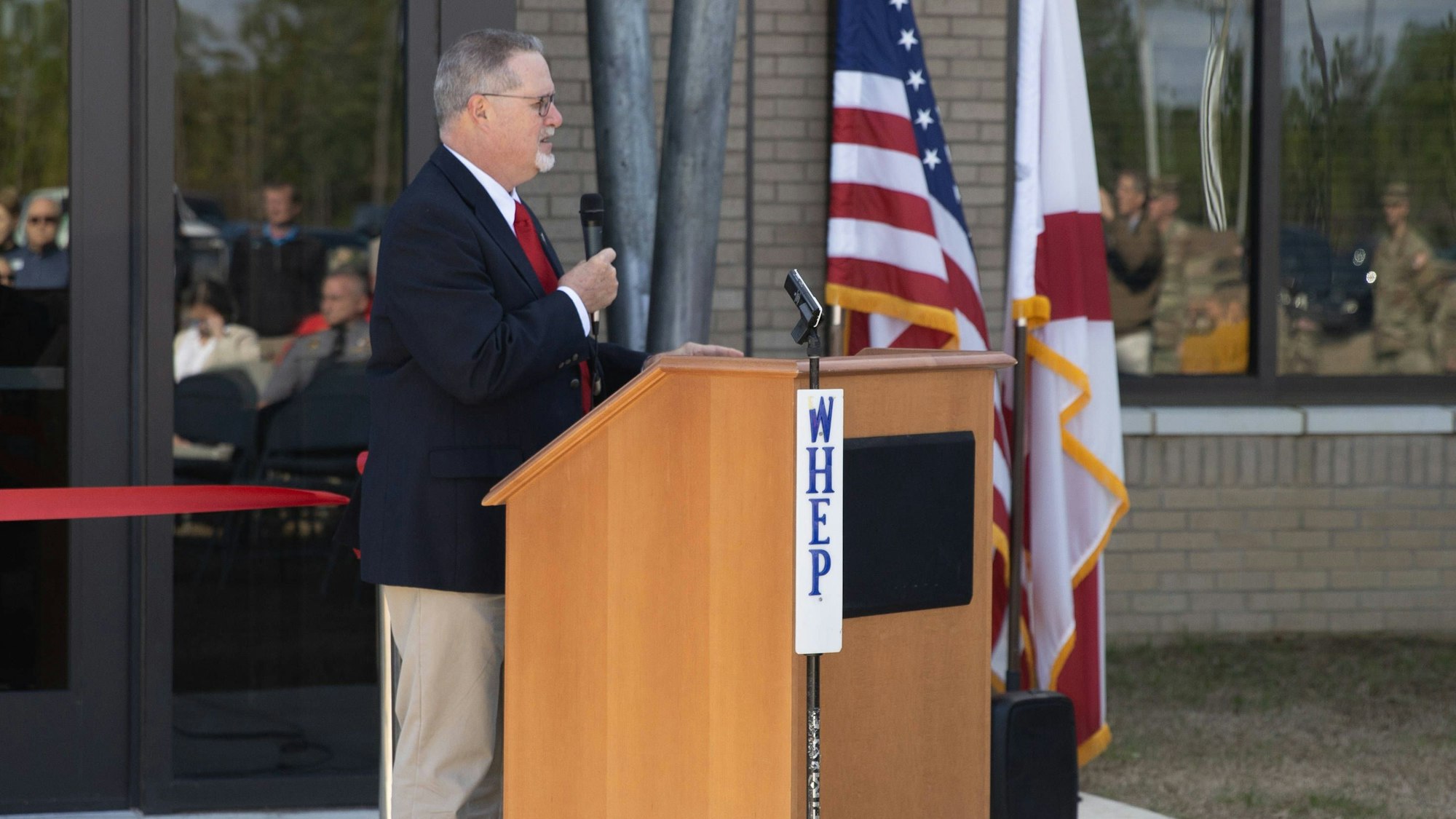 Ralph Hellmich hält eine Rede.