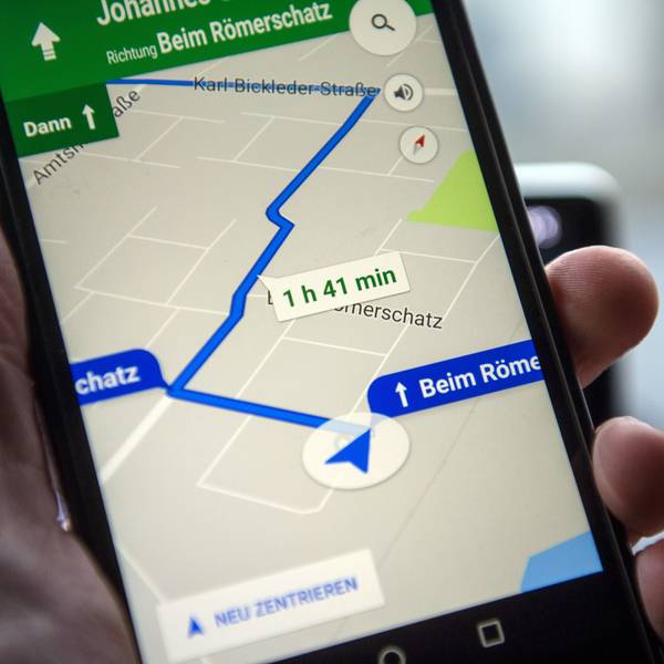Die Navigationssoftware Google Maps zeigt eine Route auf dem Schirm eines Smartphones. Die Navi-App zeigt auch Straßen an, die es gar nicht gibt, sogenannte Trap Streets. Das steckt dahinter. (Symbolbild)