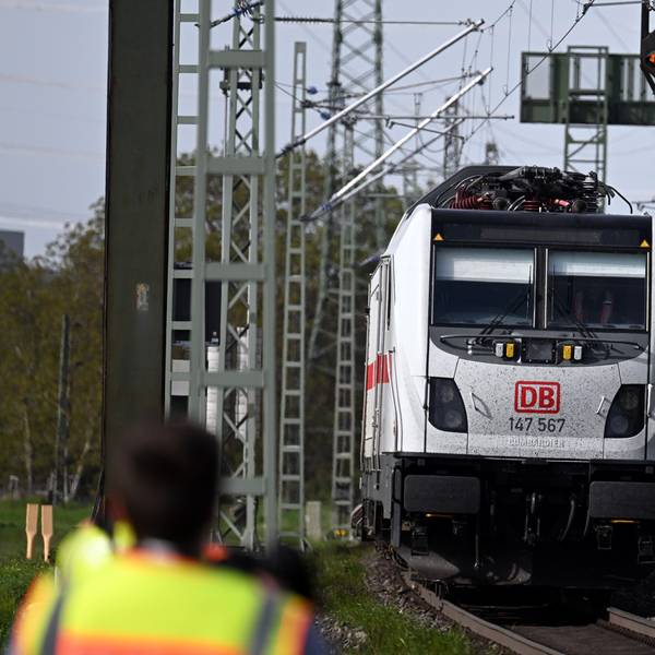 04.05.2023, Nordrhein-Westfalen, Hürth: Der Intercity, der gegen 11.00 Uhr bei Hürth zwei Arbeiter erfasst hat wird abgeschleppt. Die beiden starben noch vor Ort. Der Zug hatte nach dem Unglück eine Bremsstörung, die laut Bahn wohl durch den Unfall ausgelöst wurde. Er musste deswegen abgeschleppt werden. Foto: Federico Gambarini/dpa +++ dpa-Bildfunk +++