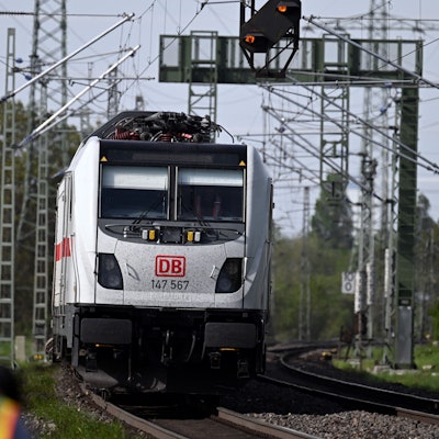 04.05.2023, Nordrhein-Westfalen, Hürth: Der Intercity, der gegen 11.00 Uhr bei Hürth zwei Arbeiter erfasst hat wird abgeschleppt. Die beiden starben noch vor Ort. Der Zug hatte nach dem Unglück eine Bremsstörung, die laut Bahn wohl durch den Unfall ausgelöst wurde. Er musste deswegen abgeschleppt werden. Foto: Federico Gambarini/dpa +++ dpa-Bildfunk +++