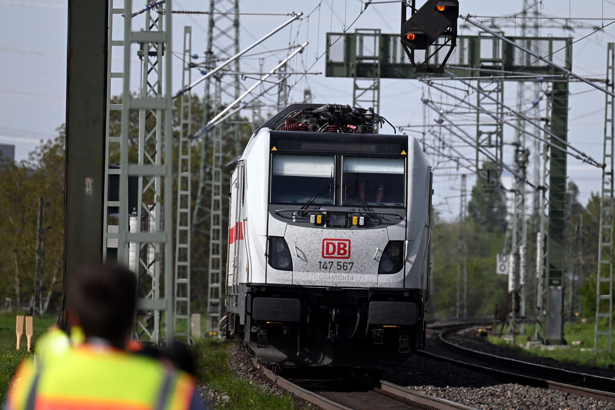 04.05.2023, Nordrhein-Westfalen, Hürth: Der Intercity, der gegen 11.00 Uhr bei Hürth zwei Arbeiter erfasst hat wird abgeschleppt. Die beiden starben noch vor Ort. Der Zug hatte nach dem Unglück eine Bremsstörung, die laut Bahn wohl durch den Unfall ausgelöst wurde. Er musste deswegen abgeschleppt werden. Foto: Federico Gambarini/dpa +++ dpa-Bildfunk +++