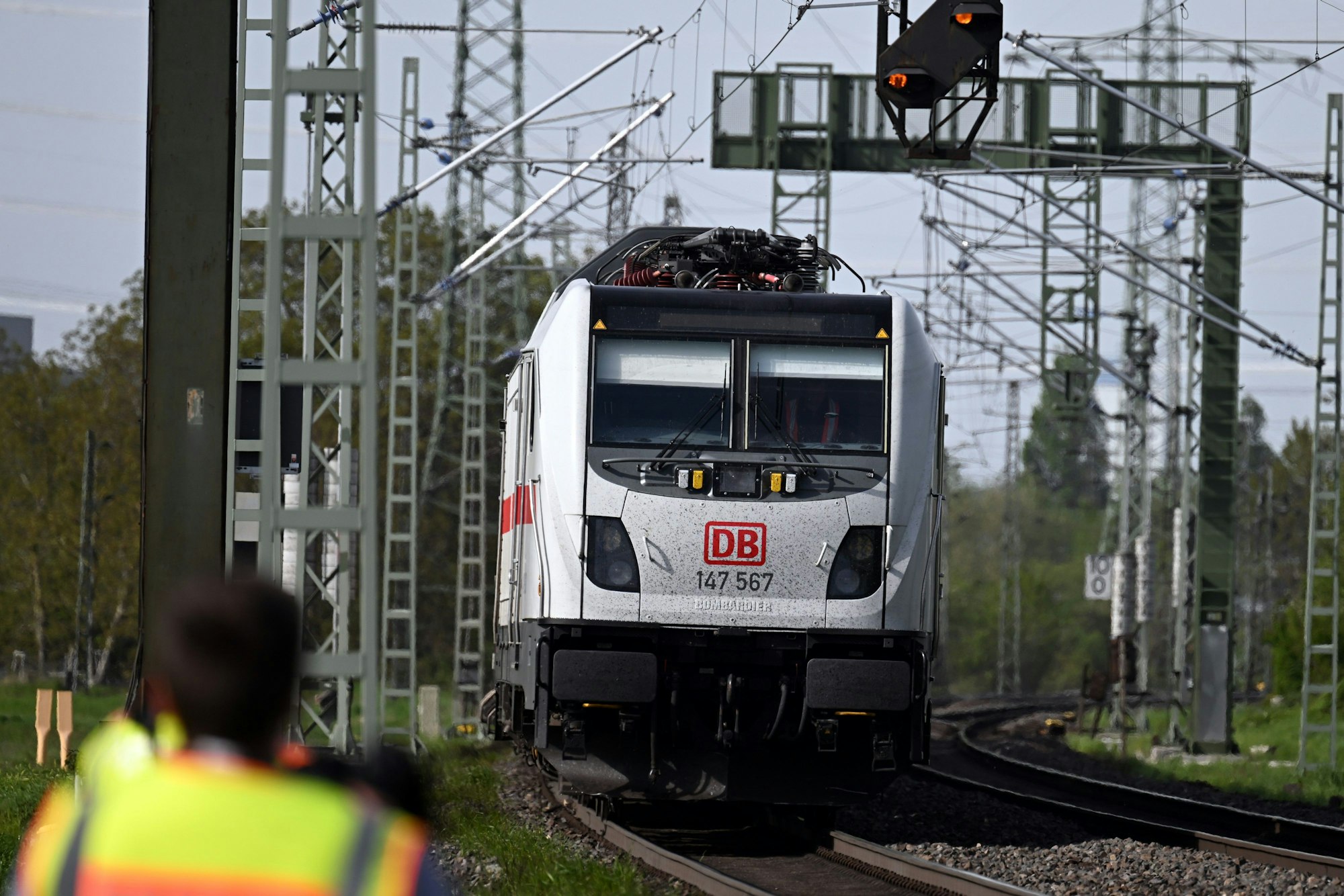 04.05.2023, Nordrhein-Westfalen, Hürth: Der Intercity, der gegen 11.00 Uhr bei Hürth zwei Arbeiter erfasst hat wird abgeschleppt. Die beiden starben noch vor Ort. Der Zug hatte nach dem Unglück eine Bremsstörung, die laut Bahn wohl durch den Unfall ausgelöst wurde. Er musste deswegen abgeschleppt werden. Foto: Federico Gambarini/dpa +++ dpa-Bildfunk +++