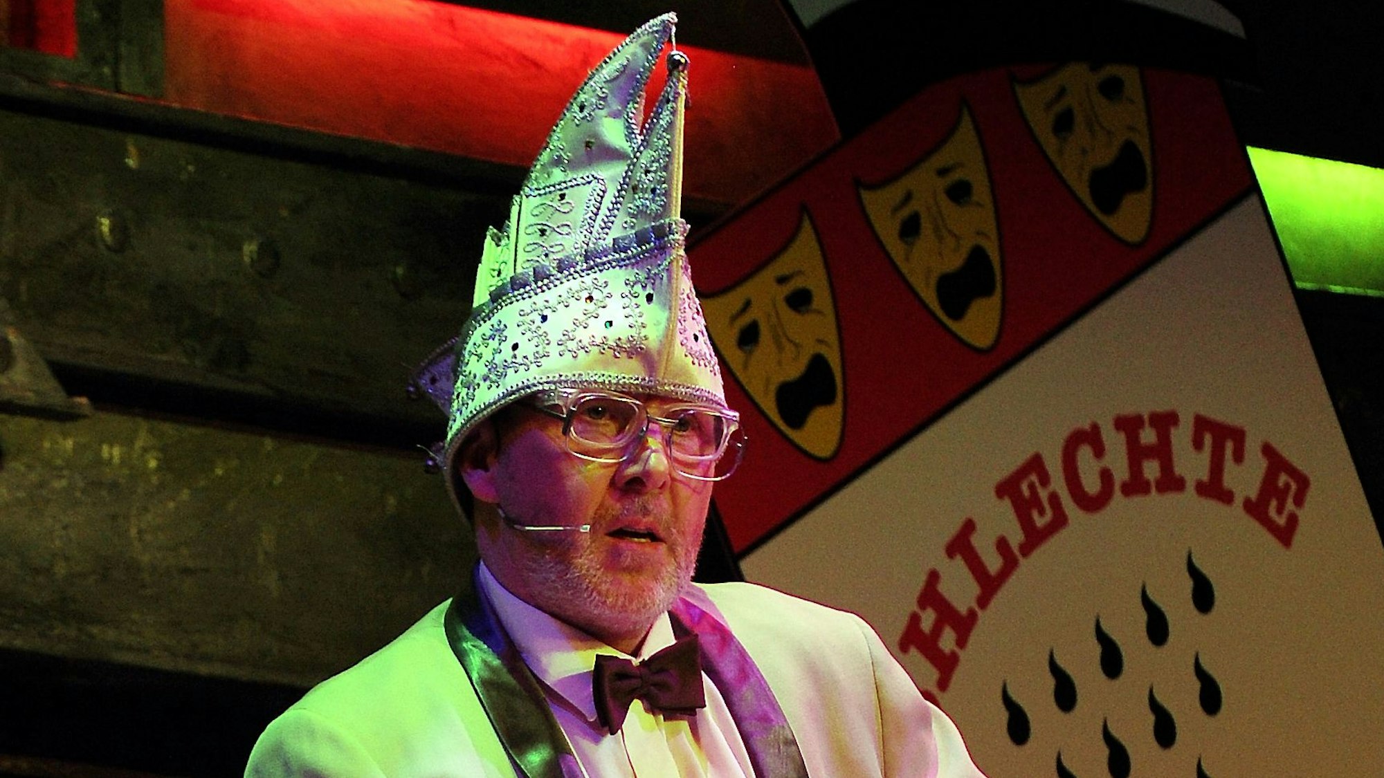 Hans Kieseier spricht als Karnevals-Präsident verkleidet auf der Bühne der Stunksitzung