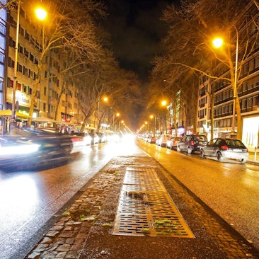 Autos fahren auf dem weitgehend leeren Hohenzollernring  am frühen  Sonntagmorgen in Köln.