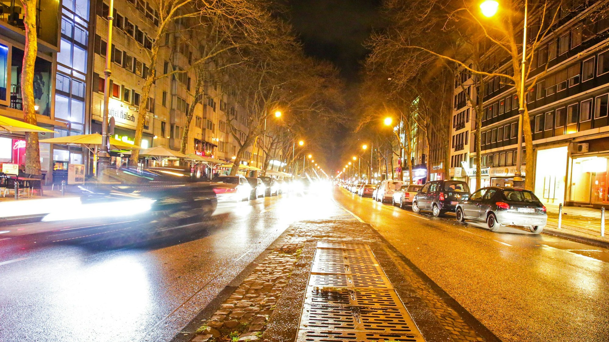 Autos fahren auf dem weitgehend leeren Hohenzollernring am frühen Sonntagmorgen in Köln.