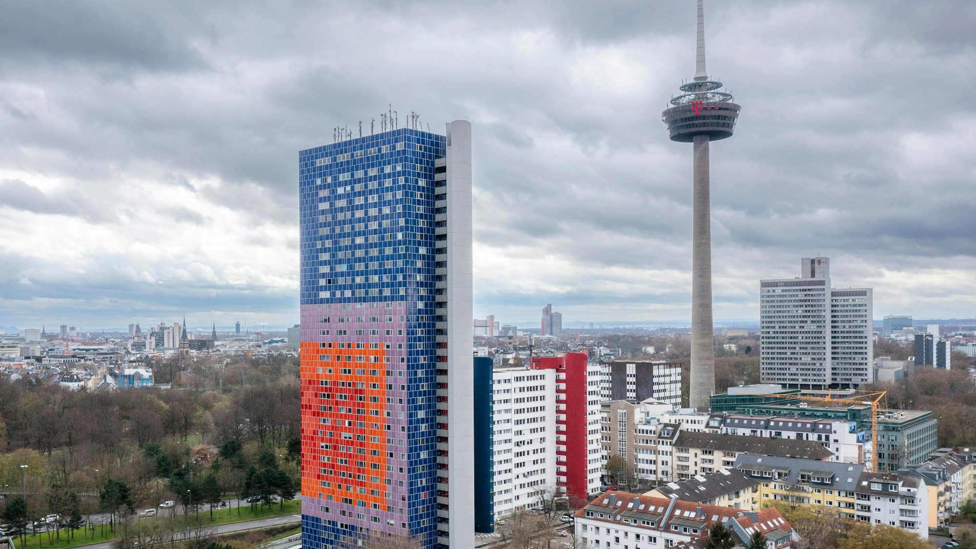 Blick auf das Herkules-Hochhaus und den Fernsehturm