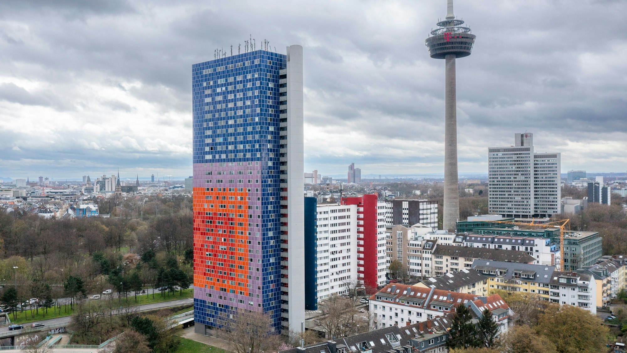Die Herkules-Hochhäuser in Köln-Neuehrenfeld und der Colonius im Hintergrund. Am Montagabend, 8. Mai, gab es einen Großeinsatz der Polizei in dem Wohnkomplex.