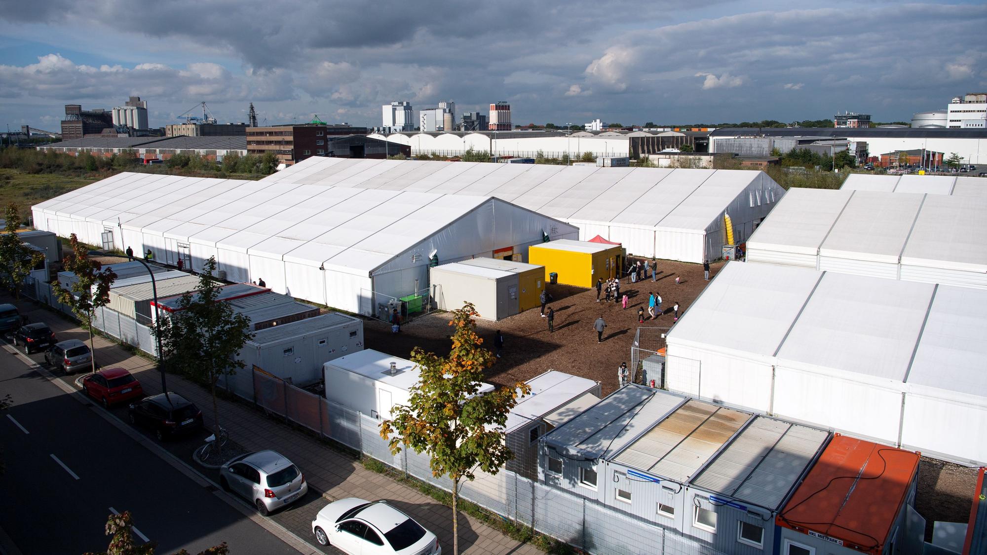 Zelte zur Unterbringung von Geflüchteten im Herbst 2022 in Bremen.