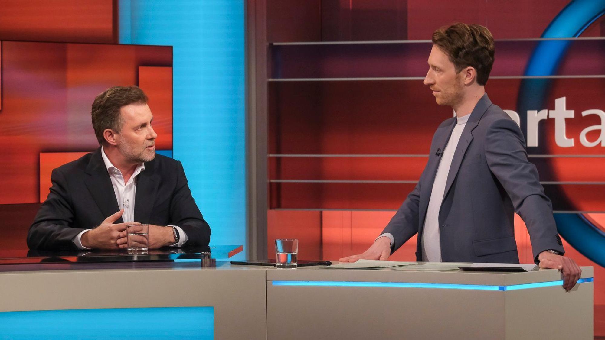 ARD/"hart aber fair" vom 08.05.2023
abgebildete Personen v.l.n.r. Gerhard Matzig (Buchautor und Architektur-Journalist bei der Süddeutschen Zeitung), Louis Klamroth