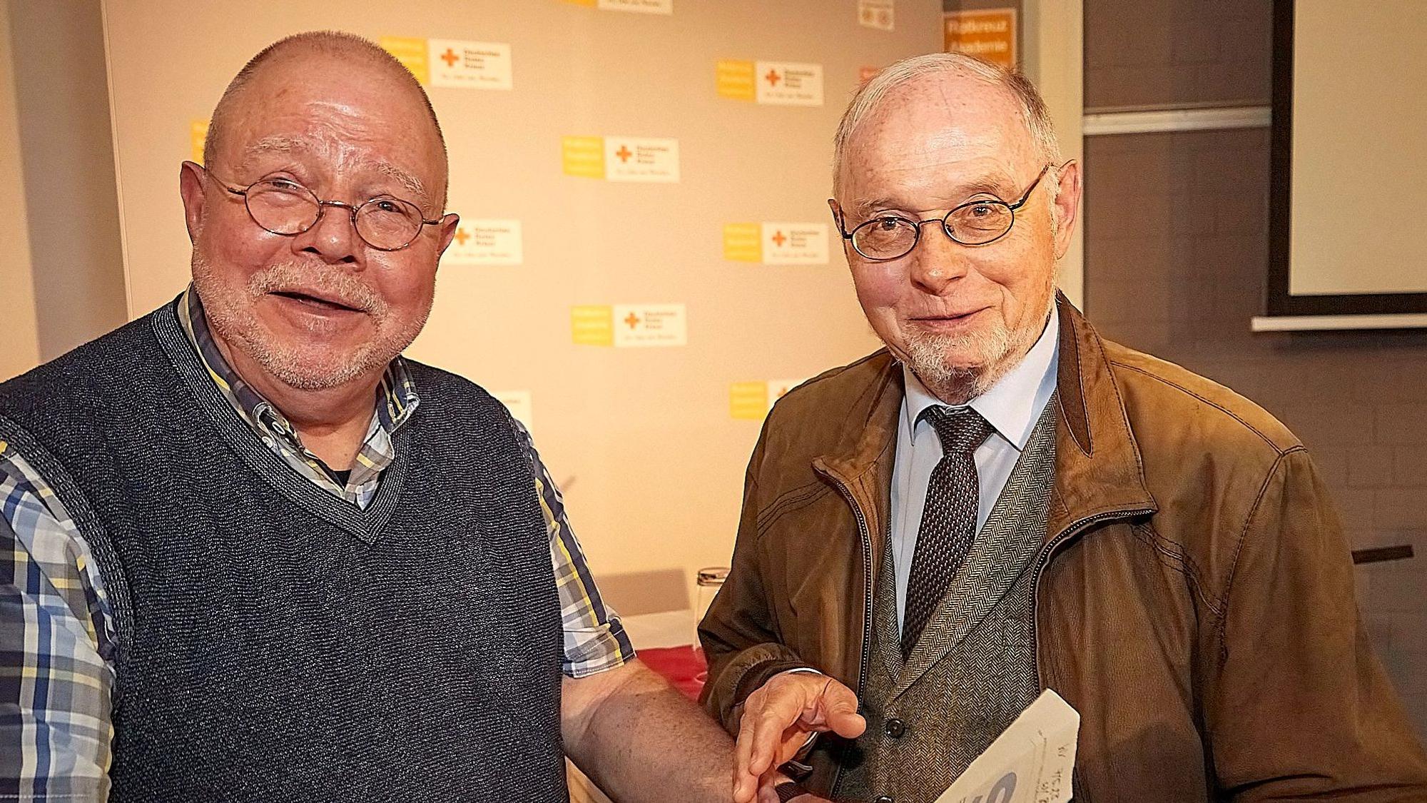 Die DRK-Saison in Vogelsang eröffneten Rolf Zimmermann (l.) und Hans Schwarz, Präsident des Landesverbands.
