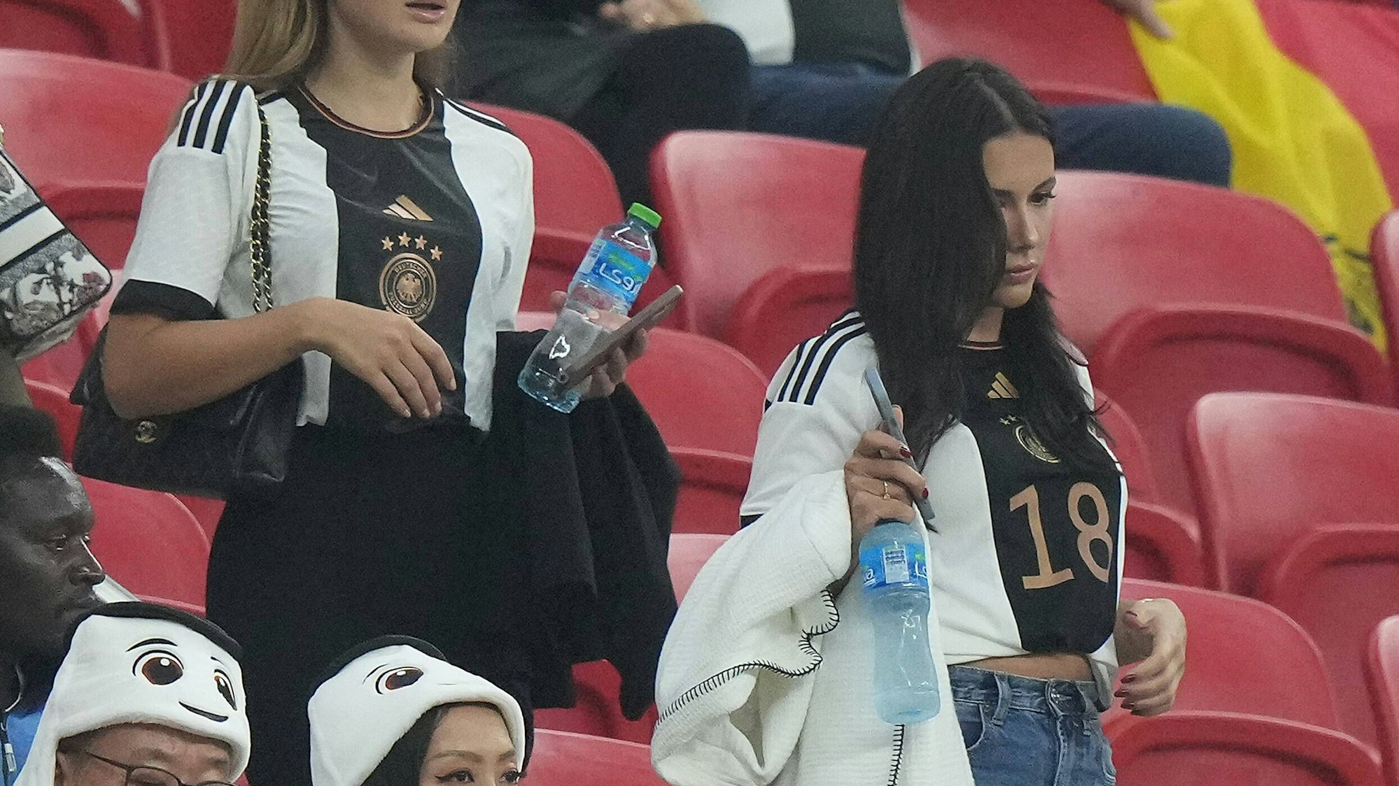 Laura Winter (r.) im Al Bayt Stadium von Doha
